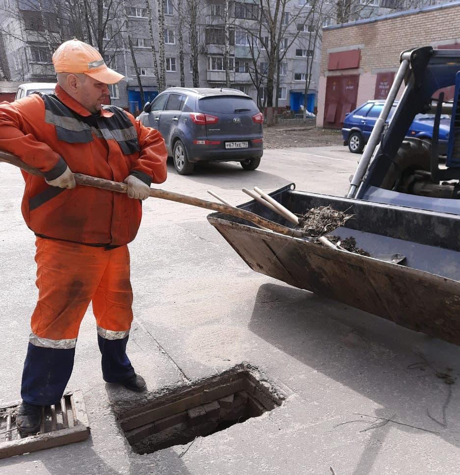 Ливневые канализации во дворах прочистили специалисты Департамента городского хозяйства
