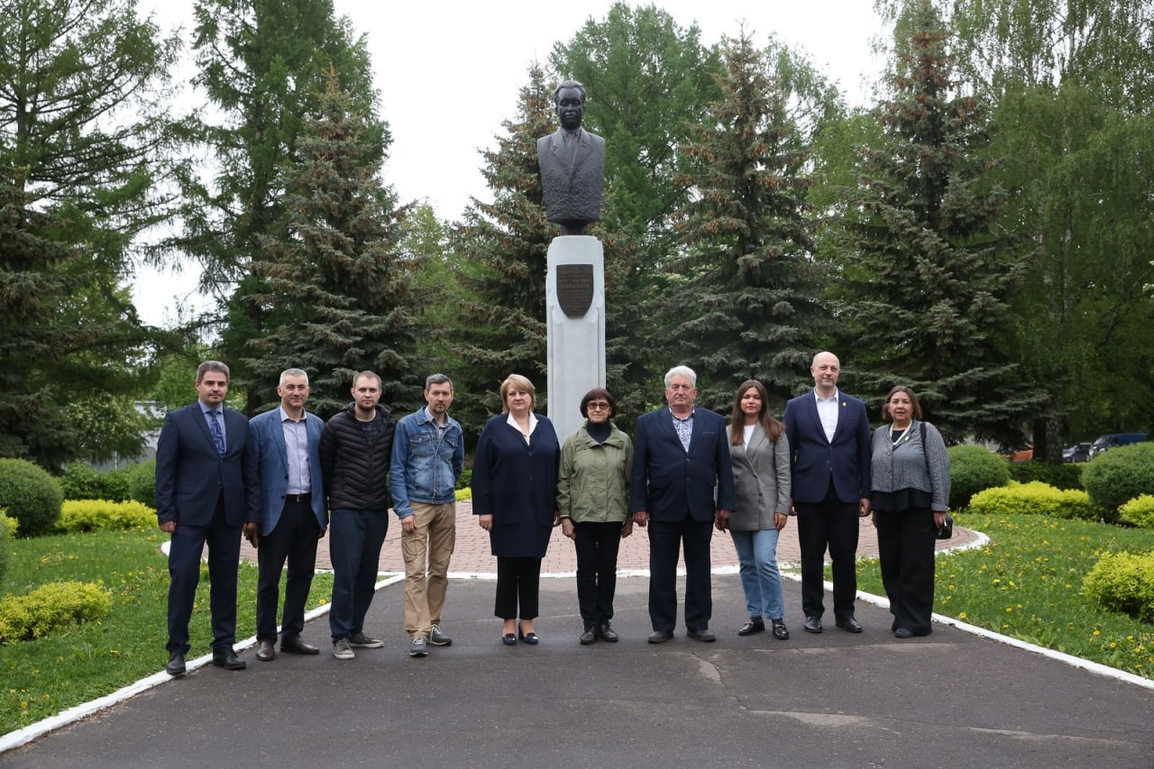 КБМ посетили внук Д. Ф. Устинова и дочь М. Т. Калашникова КБМ посетили внук Д. Ф. Устинова и дочь М. Т. Калашникова