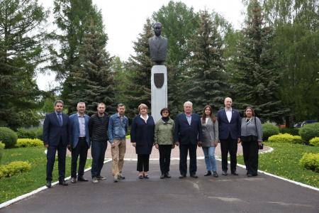 КБМ посетили внук Д. Ф. Устинова и дочь М. Т. Калашникова