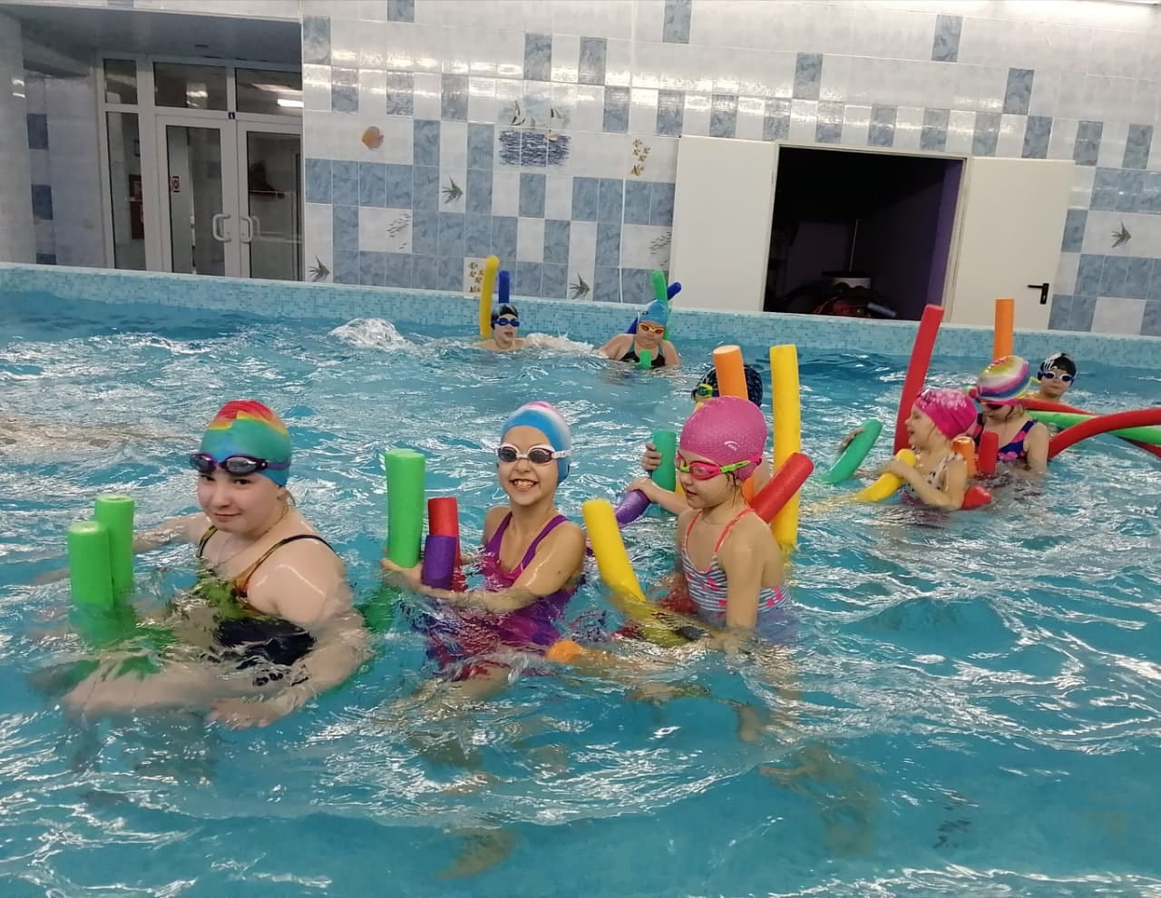 КОЛОМНАСПОРТ - Спорт в Коломне Озёрские пловцы провели веселую эстафету  