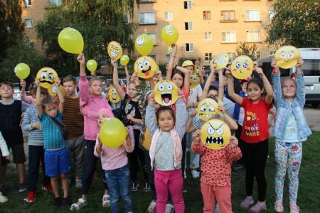 Озёрская детвора побывала на дне рождения смайлика