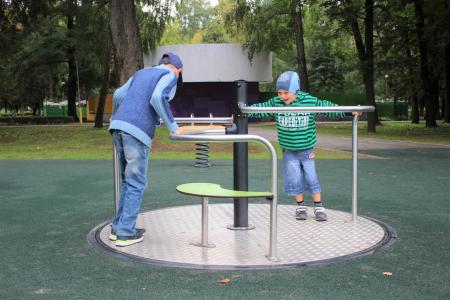 Представители администрации совместно с жителями провели осмотр новых детских площадок