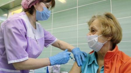 Приглашаем на вакцинацию от гриппа, вакцинацию и ревакцинацию COVID19 в клуб «Активное долголетие»