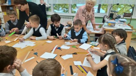 Подарки ко Дню матери от озёрских школьников