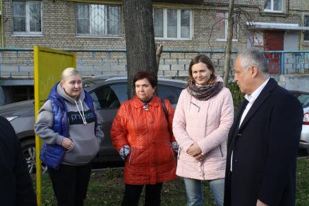 Депутат Мособлдумы Эвклид Зафиров осмотрел дворовые территории, благоустроенные в этом году