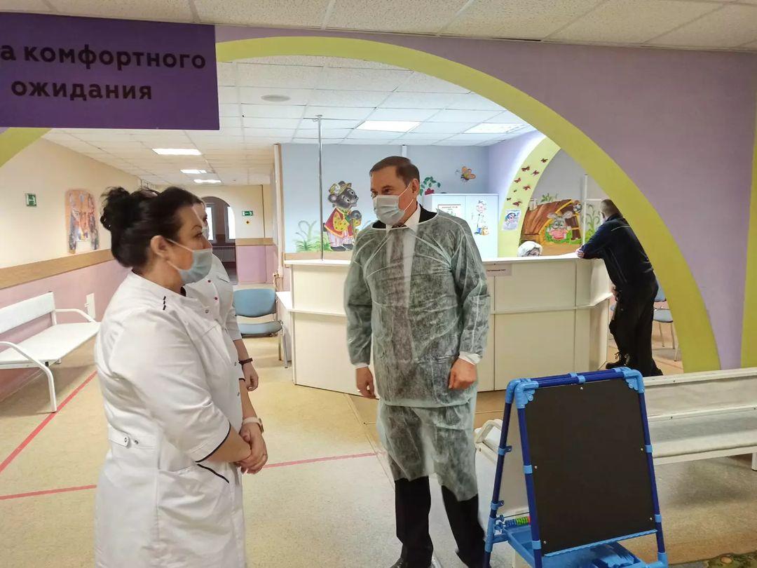 Депутат Мособлдумы Игорь Исаев передал наборы для творчества в детскую поликлинику в Озёрах