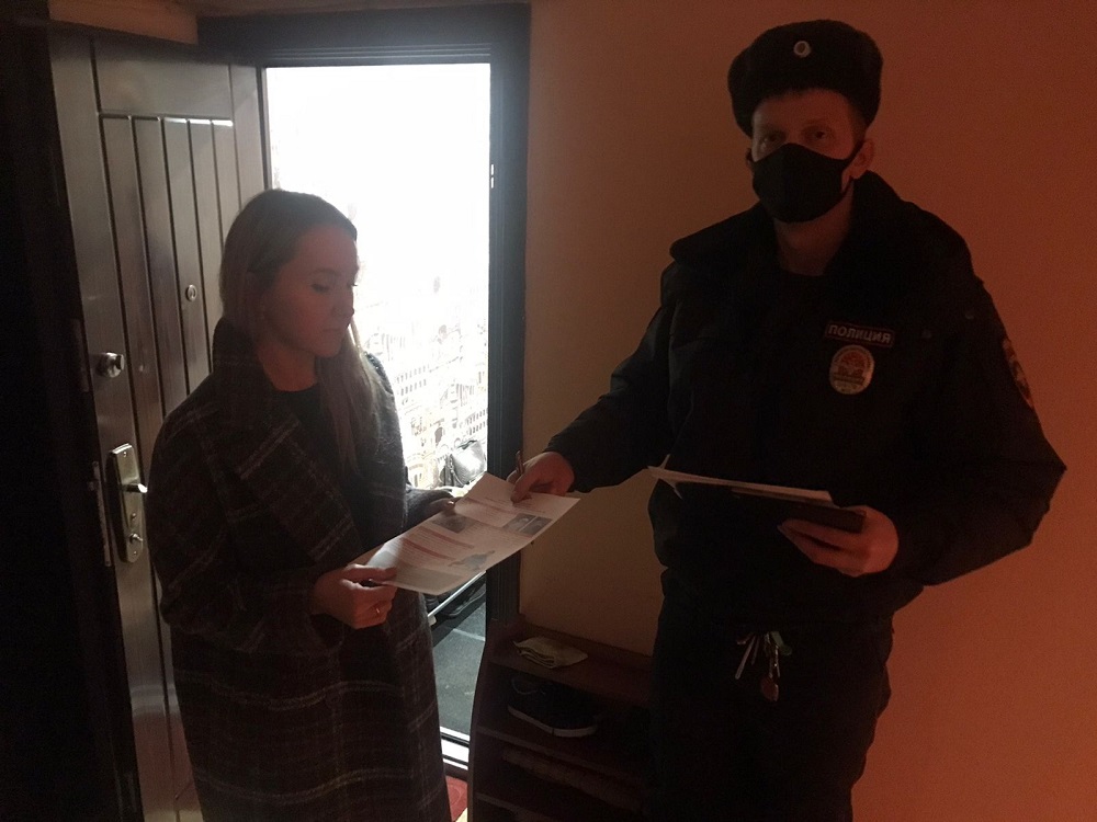 Полицейские г.о. Коломна провели профилактическую беседу «Осторожно, мошенники!» с жильцами многоквартирных домов