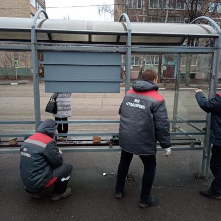 Сотрудники МБУ «Град-Сервис» приводят в порядок автобусные остановки