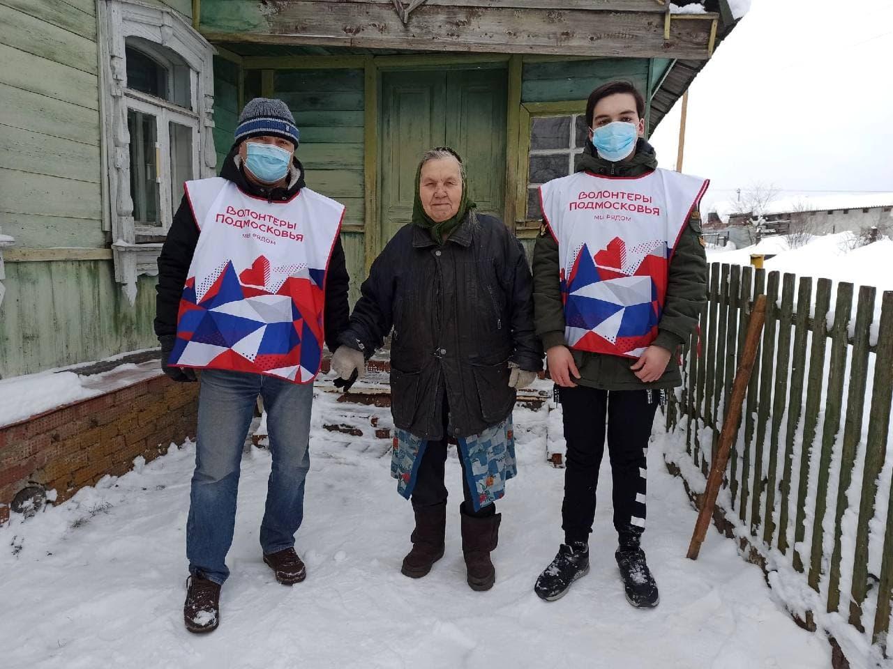 Волонтеры помогли убрать снег пожилым коломенцам