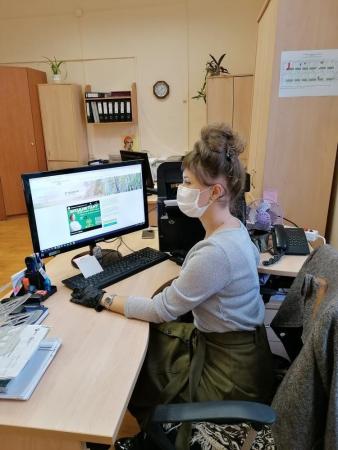 Сотрудники Коломенского завода получают дипломы за участие в «Экодиктанте»