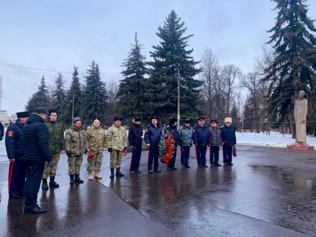 Активисты казачьего общества возложили цветы 23 февраля