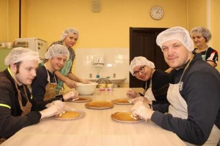 Блинный мастер-класс прошел в озёрском социальном реабилитационном центре