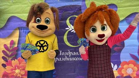 Волонтеры поздравили женщин Городского округа с 8 марта