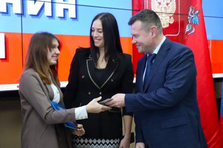 Коломенские школьники получили первые паспорта из рук депутата Госдумы, главы округа и двукратного призера Олимпийских игр