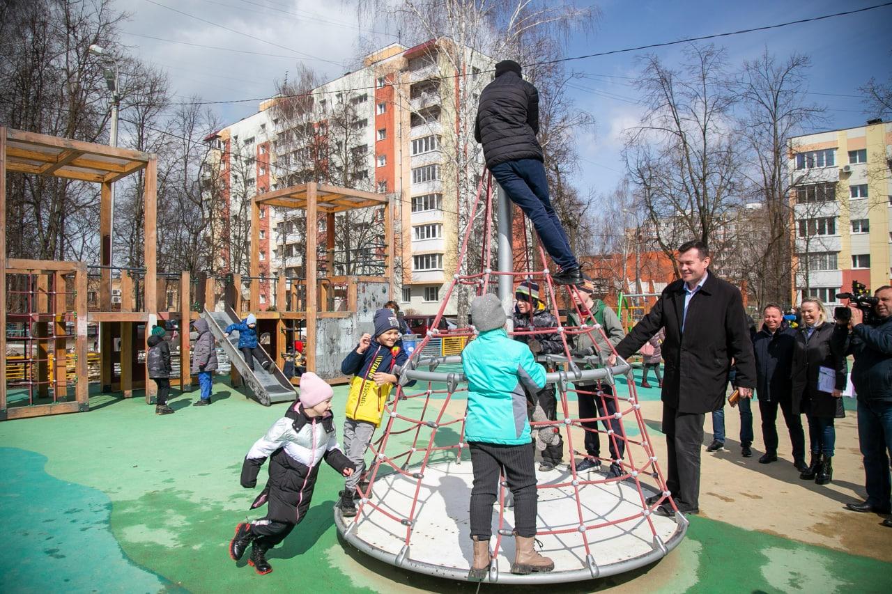 Город начинается с двора. Двор весной. Городской двор. Московский двор.