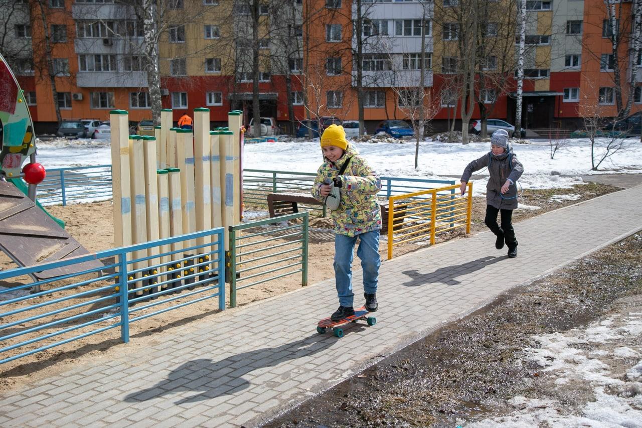 Город начинается с двора. Благоустройство двора. Двор весной. Городской двор.