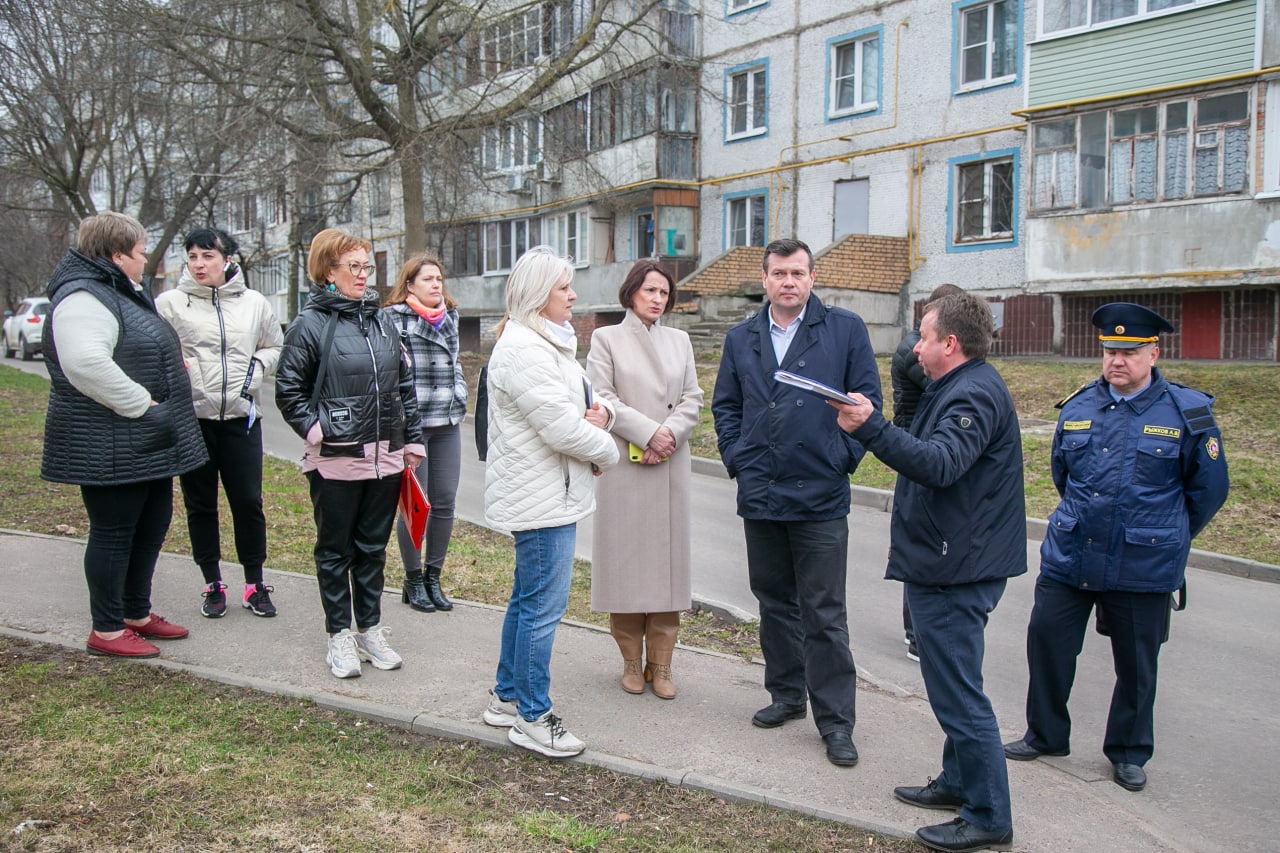 Весеннее благоустройство дворов обсудил с жителями глава округа Александр  Гречищев » Администрация Городского округа Коломна Московской области