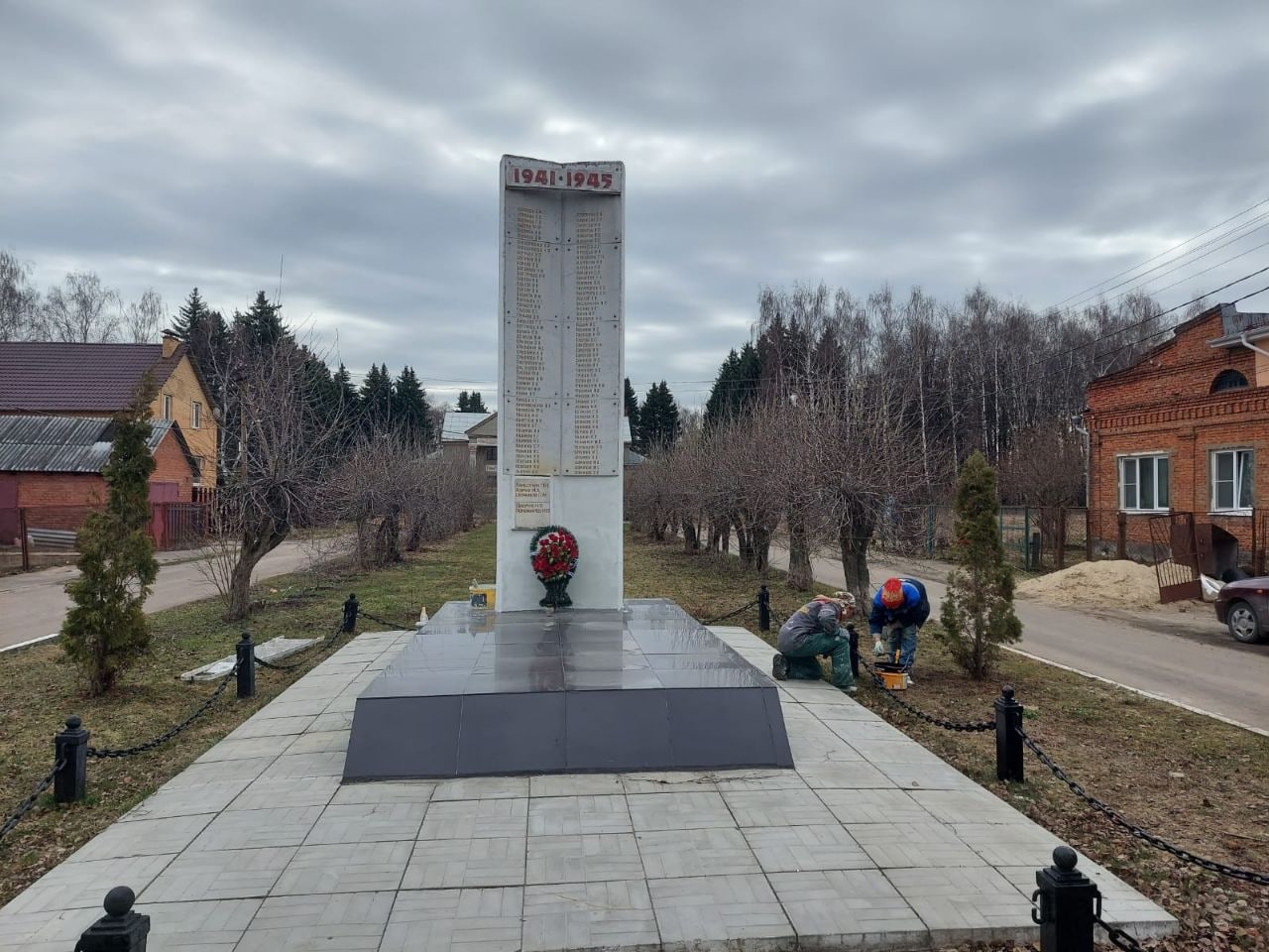 Департамент городского хозяйства привёл в порядок памятник воинам-землякам  » Администрация Городского округа Коломна Московской области