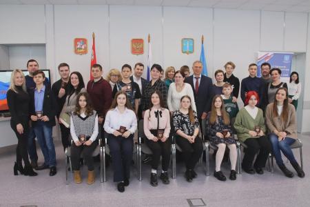 Коломенским школьникам торжественно вручили первые паспорта