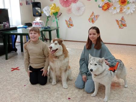 Сотрудники Коломенского завода провели Канис-терапию для детей с особенностями здоровья