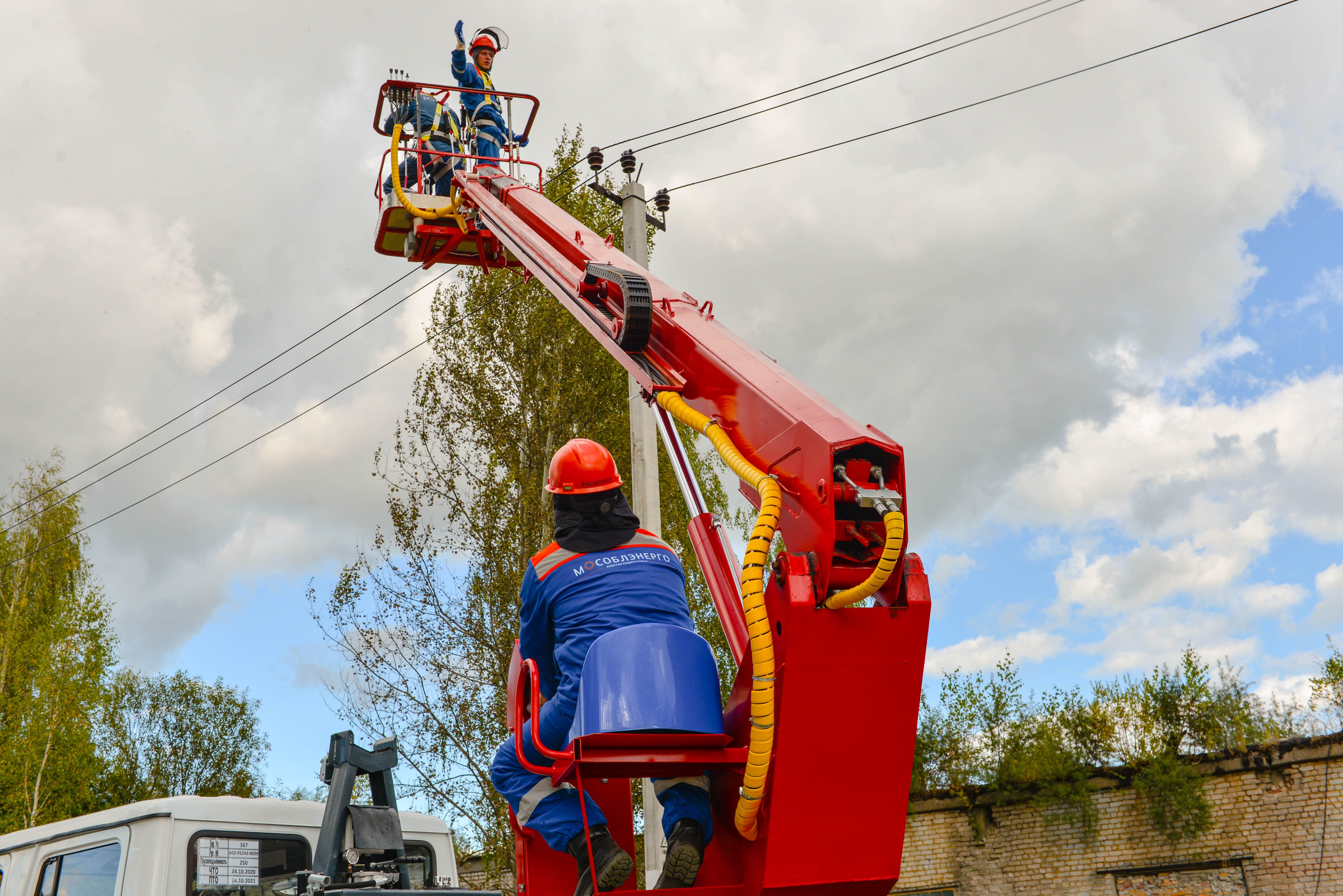 АО «Мособлэнерго» капитально отремонтирует более 3 км линий электропередачи в Коломне