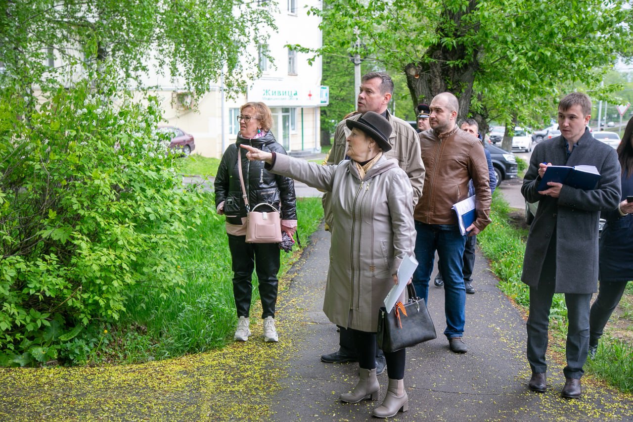 Глава городского округа проверил дворовую территорию домов по улице Суворова  » Администрация Городского округа Коломна Московской области