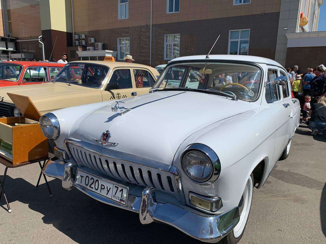 Выставка уникальных ретро автомобилей прошла в Озёрах | 04.07.2022 |  Коломна - БезФормата