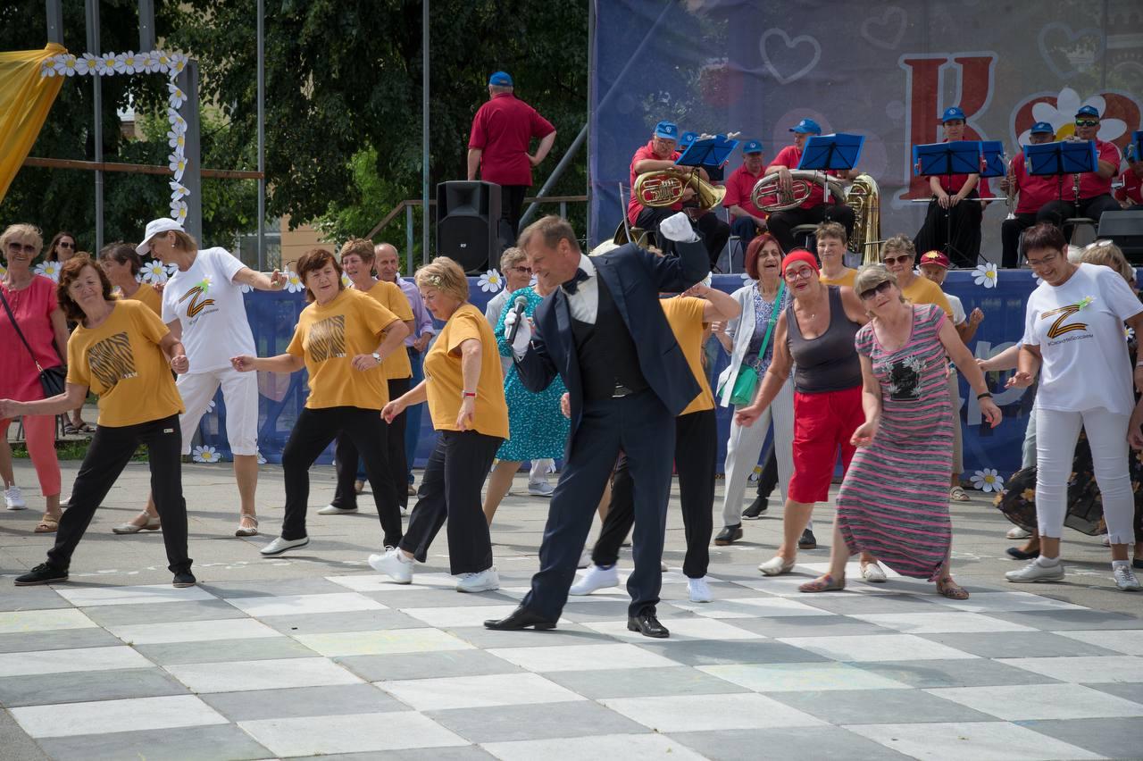 Коломна семейный. День семьи танец. Праздник 40 000. Танец от Солнечный. Коломна справка фото с праздника день семьи сквер Зайцева.