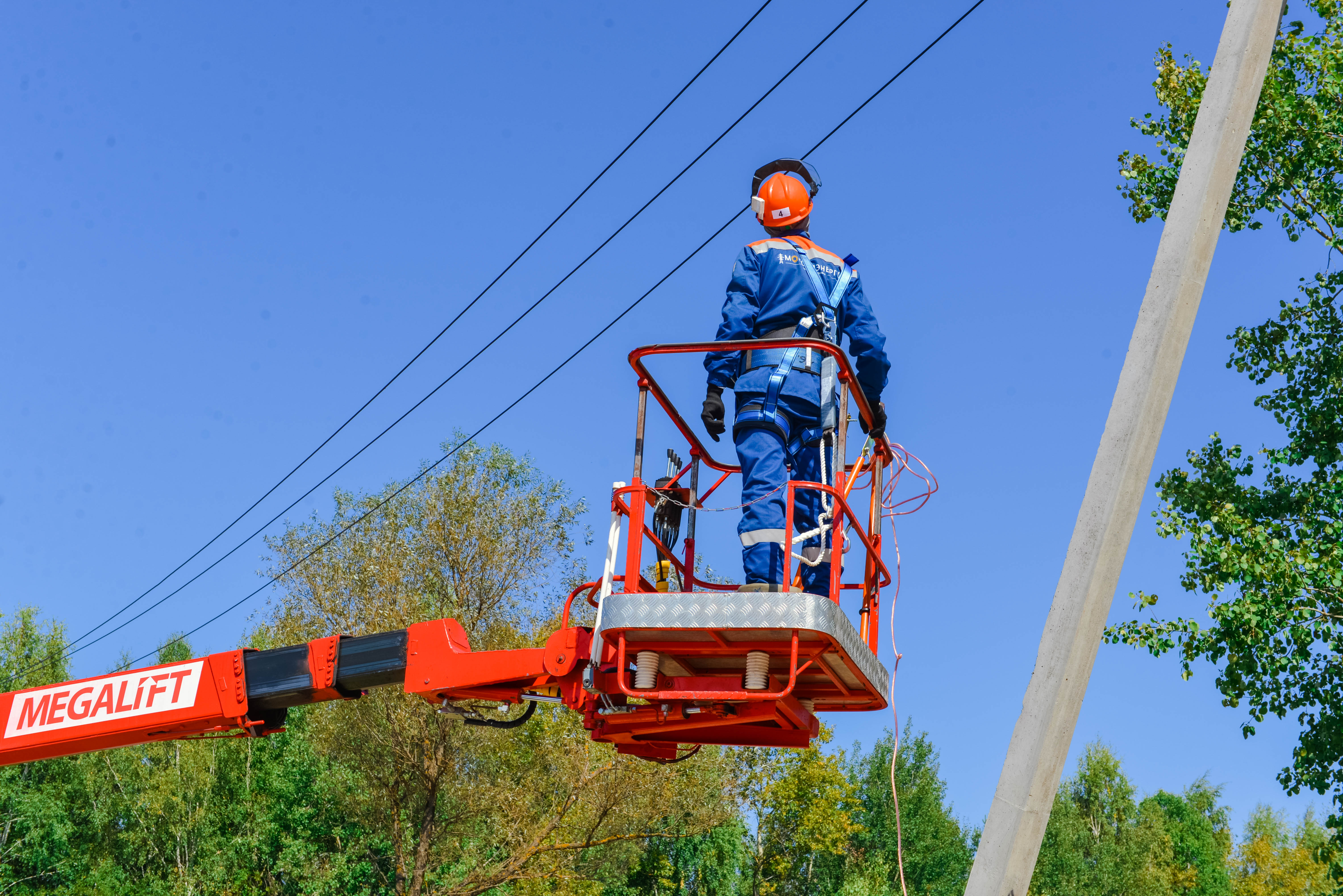 Повышение надежности электроснабжения потребителей: АО «Мособлэнерго» заменило 45 км проводов ЛЭП