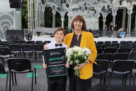 Юный гитарист из Озёр &ndash; победитель губернаторской программы
