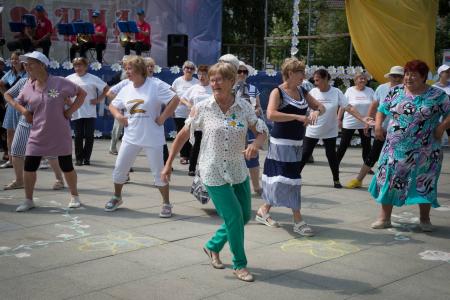 Семейные пары Подмосковья станцевали в честь Дня семьи, любви и верности в Коломне