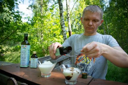 Коломенский фермер изготовил берёзовый сироп для необычного десерта