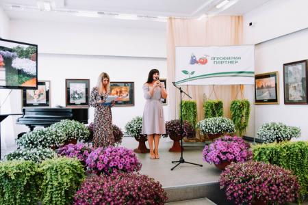 Июльские цветы представили на выставке в &laquo;Доме Озерова&raquo;