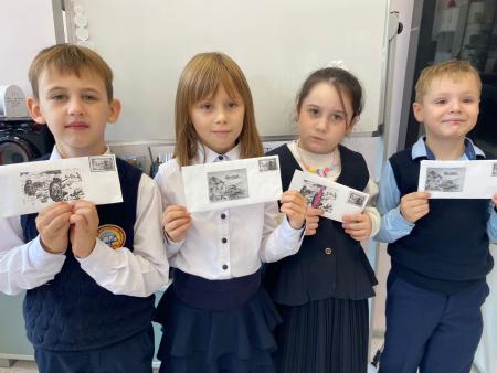 &laquo;Возвращайтесь живыми и невредимыми!&raquo;: юные коломенцы написали слова поддержки для российских военнослужащих