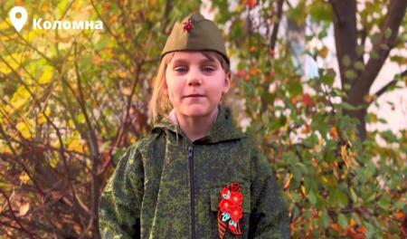 Юная коломчанка прочитала стихотворение для своего папы, который отправился на службу