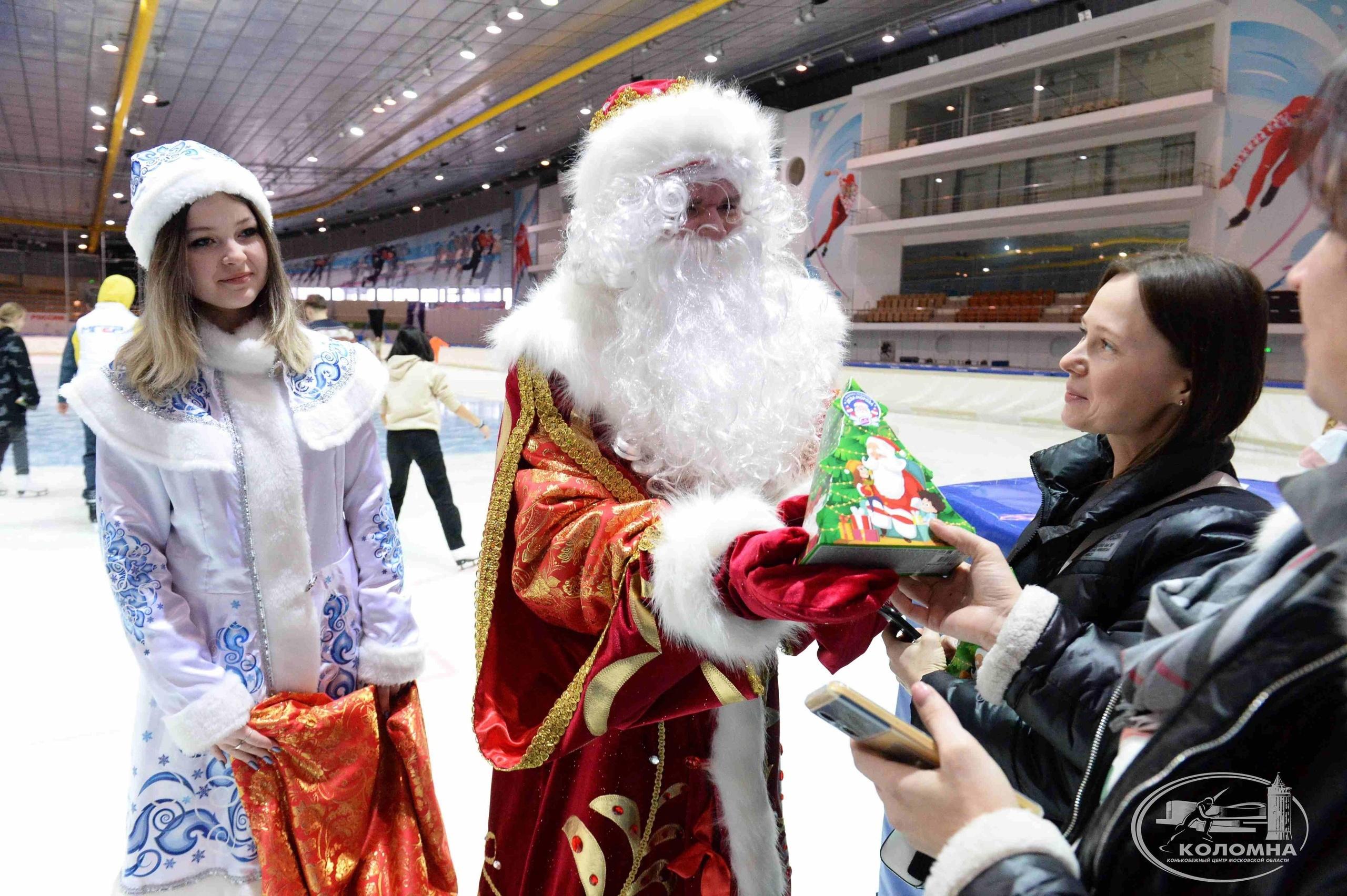 Мастер-класс по катанию на коньках провела депутат Мособлдумы Екатерина Лобышева для вынужденных переселенцев с Донбасса