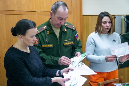 Более 900 открыток подготовили коломенские школьники для военнослужащих