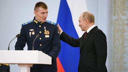 Президент России Владимир Путин вручил медали «Золотая Звезда» Героям России