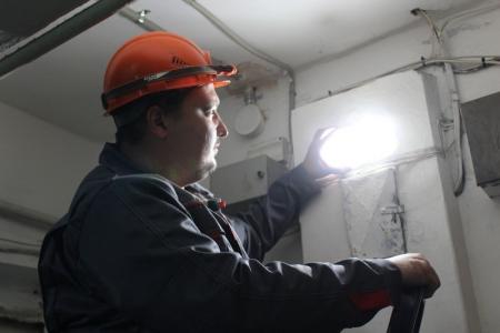 Современные энергосберегающие светильники установят на межэтажных лестничных площадках одного из коломенских домов