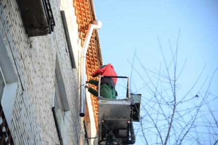 Специалисты Департамента городского хозяйства проводят прочистку водостоков от образовавшейся наледи