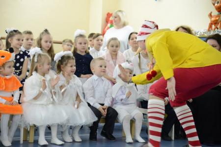 Специалисты коломенского расчётного центра МосОБЛЕИРЦ поздравили воспитанников приюта при Троицком храме в Коломне