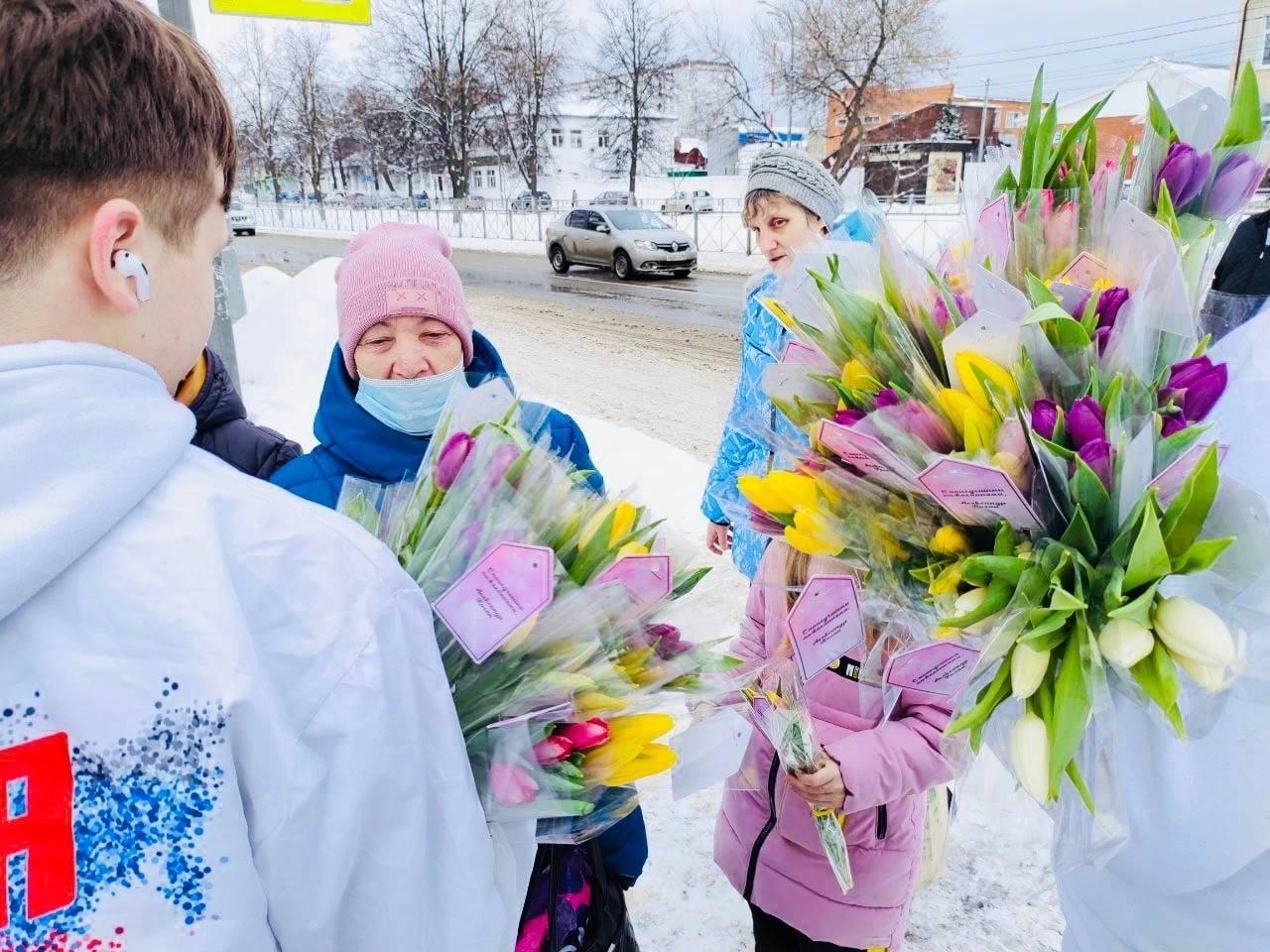 Цветы в рамках акции «Вам, любимые!» вручали женщинам Городского округа Коломна