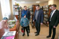 Секретарь местного отделения партии "Единая Россия" Александр Гречищев вместе с Игорем Исаевым посетили Дворец культуры в Озёрах