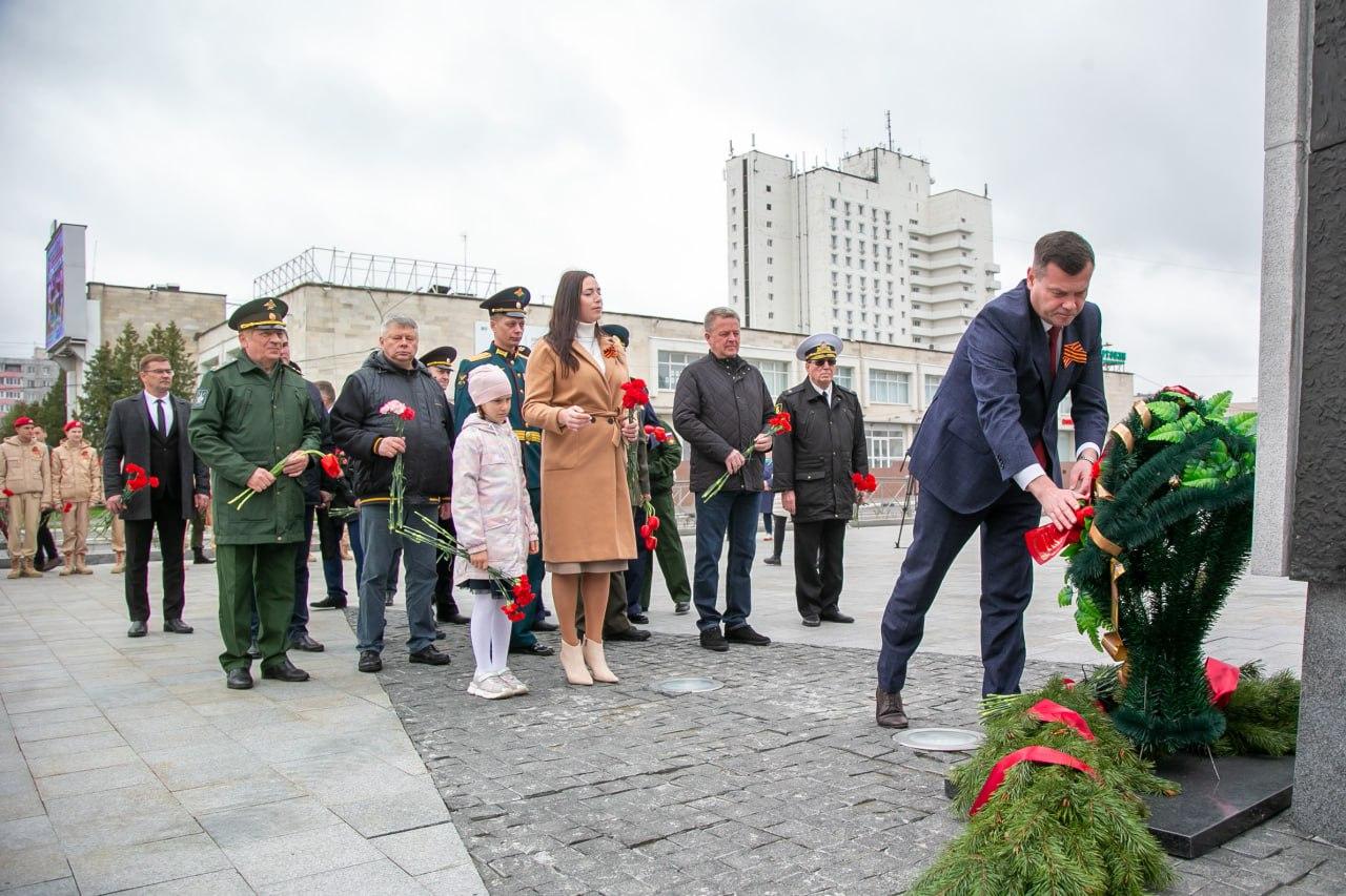 С возложения цветов к мемориалу «Город трудовой доблести» начался День  труда в Коломне | 02.05.2023 | Коломна - БезФормата