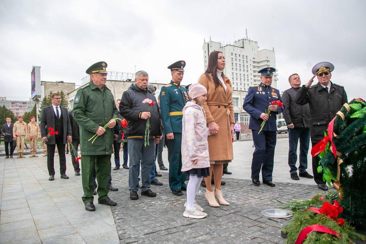 С возложения цветов к мемориалу «Город трудовой доблести» начался День  труда в Коломне | 02.05.2023 | Коломна - БезФормата