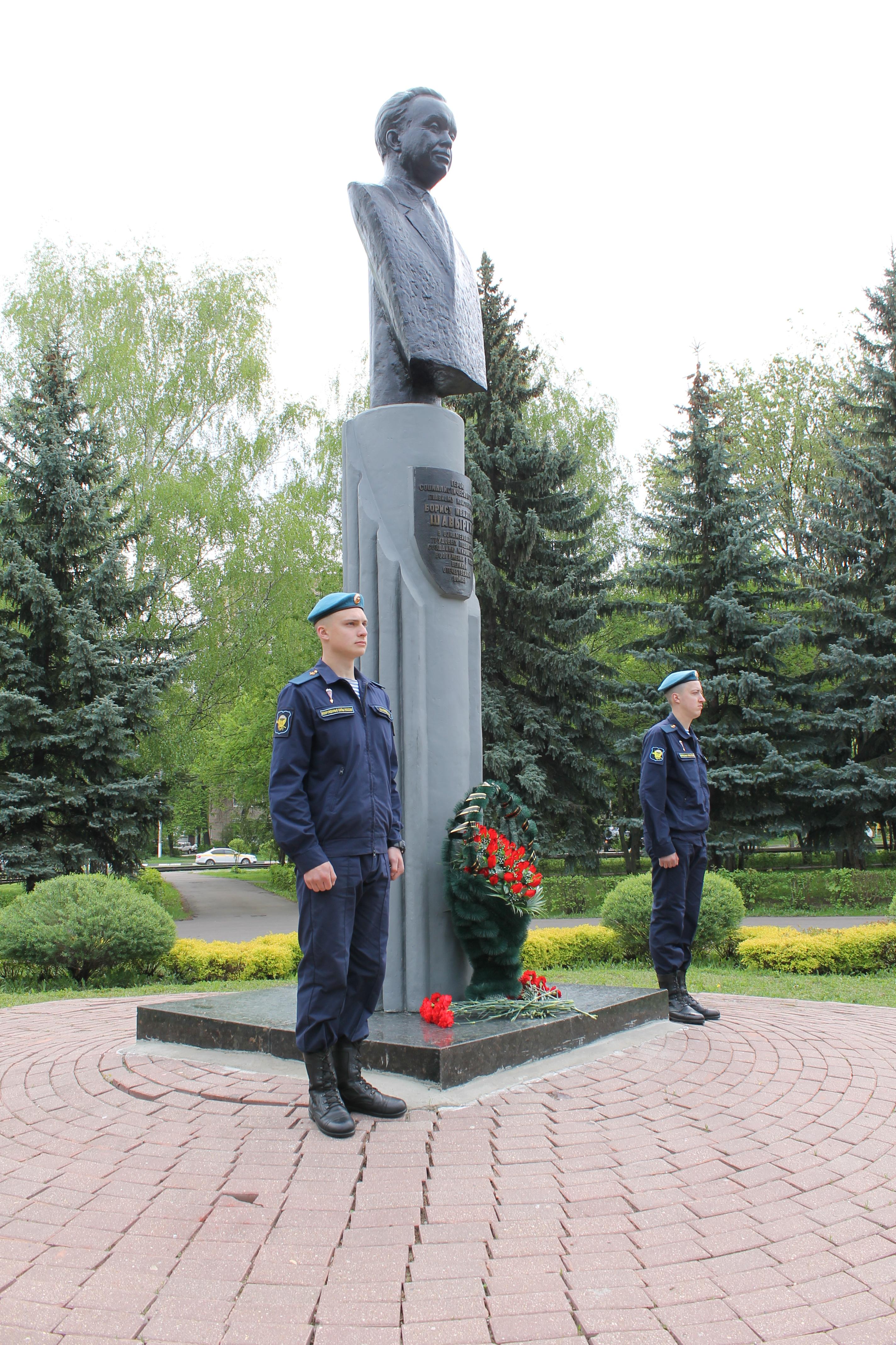 В Коломне к бюстам двух начальников КБМ возложили живые цветы »  Администрация Городского округа Коломна Московской области