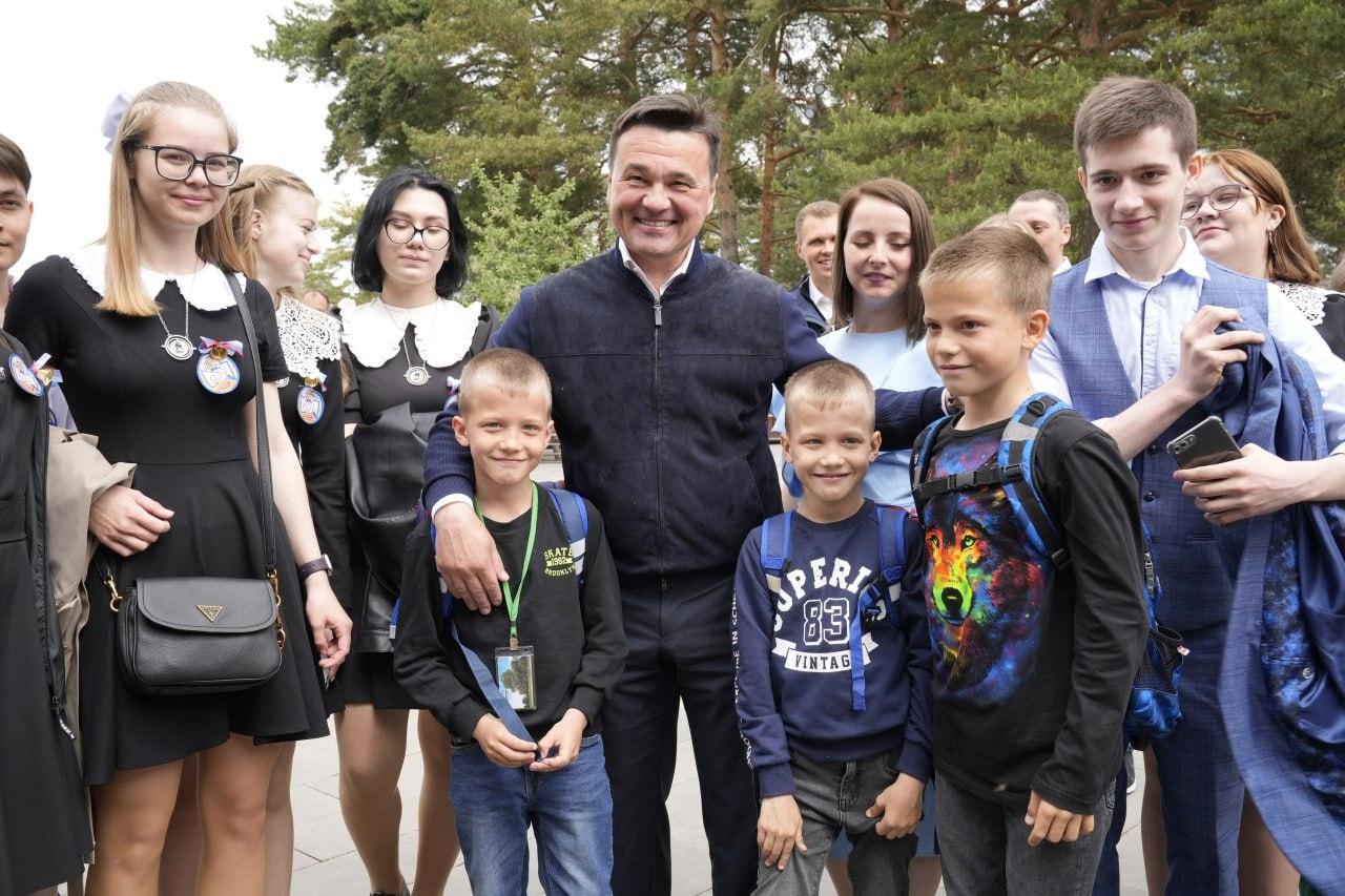Губернатор Подмосковья Андрей Воробьев встретился со школьниками из Озер