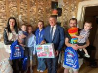 Николай Братушков передал многодетной семье игровые наборы