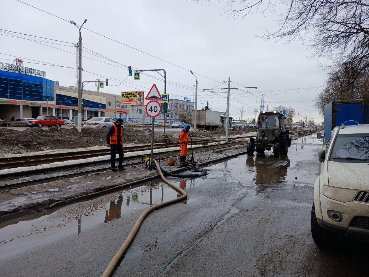 ✓ В микрорайоне Голутвин устранили подтопление проезжей части - Новости  Коломны