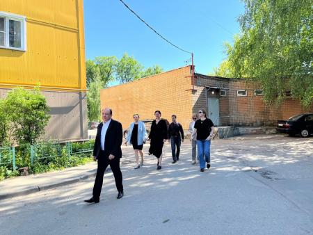 Заместитель главы Городского округа Коломна Сергей Михайлович Цаплинский совместно с представителями управления градостроительной деятельности провел обход в мкр. Запруды.